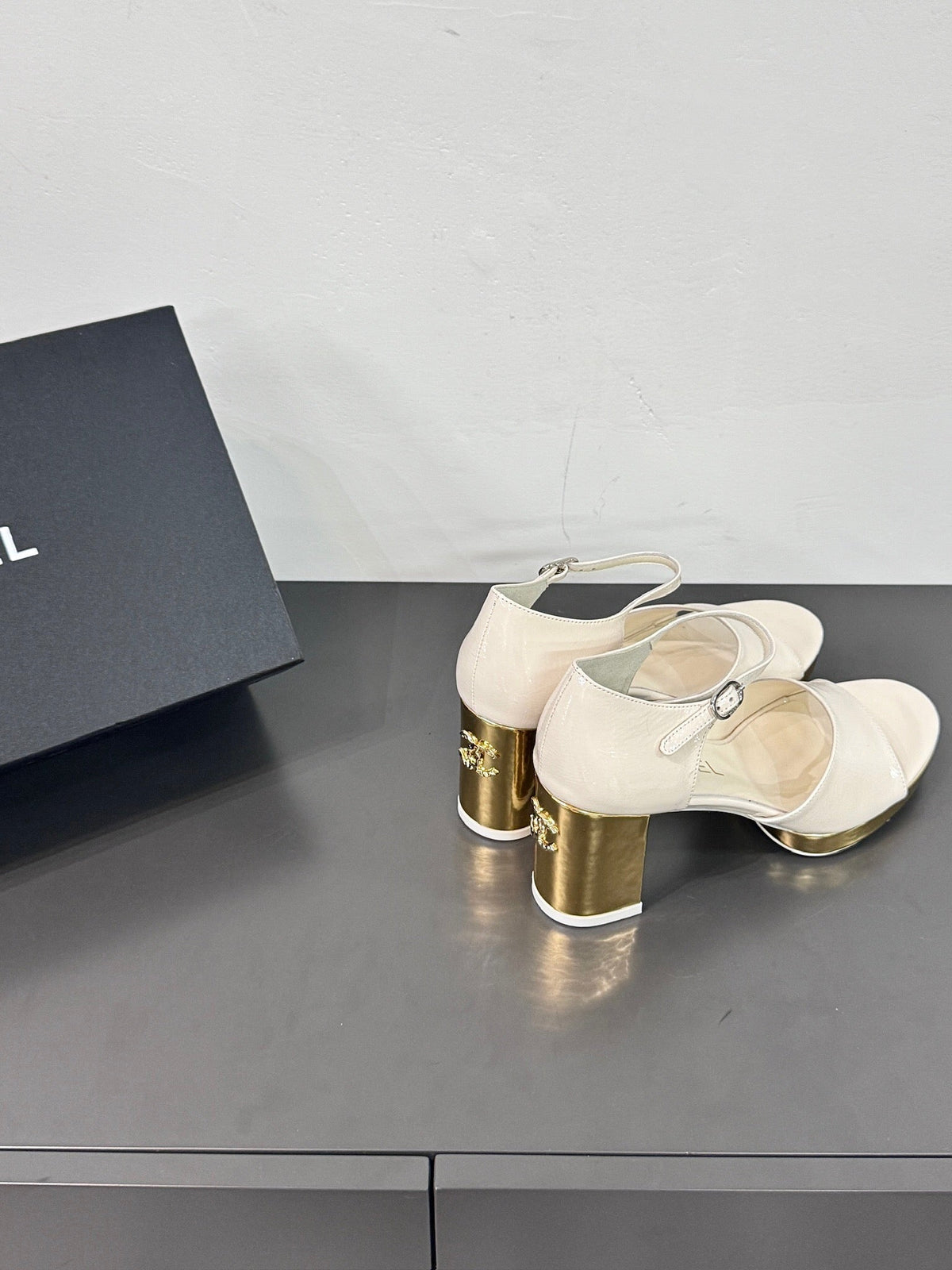 BLOCK HEEL SANDALS WHITE SHEEPSKIN