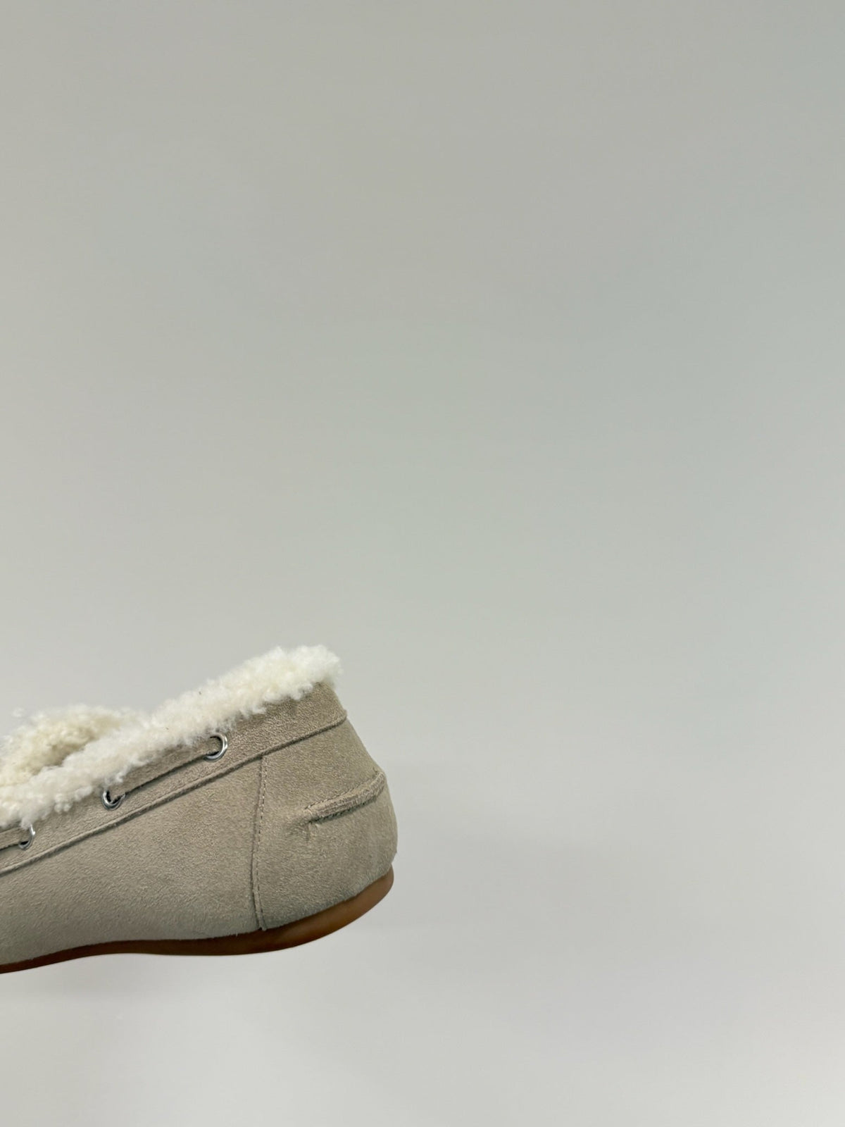 LACE-UP LOAFERS IN BEIGE SUEDE AND WHITE FLEECE LINING