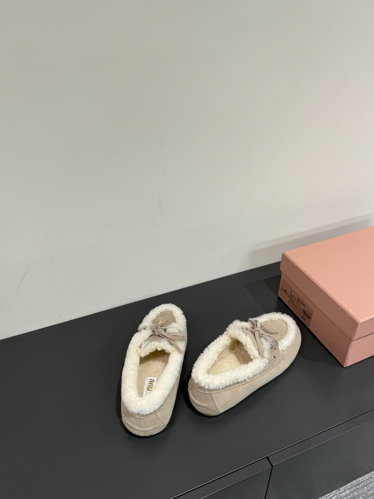 LACE-UP LOAFERS IN BEIGE SUEDE AND WHITE FLEECE LINING