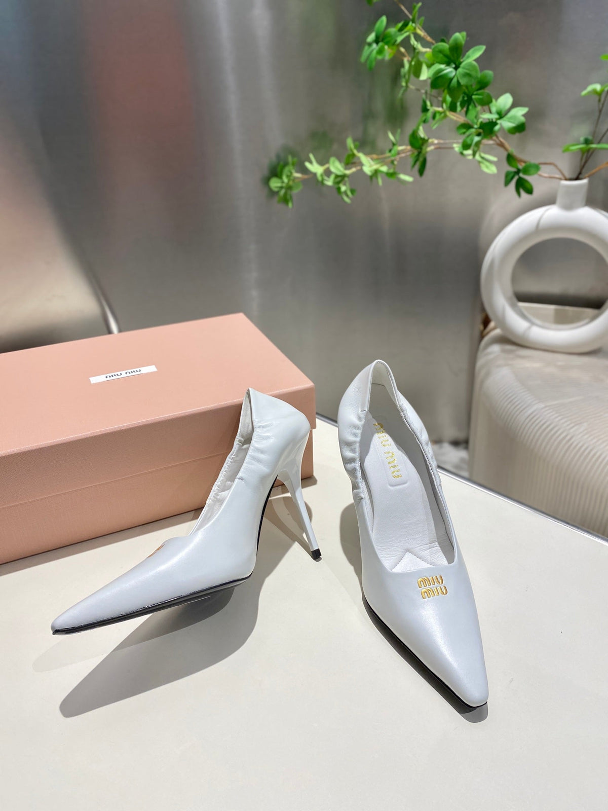 POINTED-TOE HIGH HEEL PUMPS IN WHITE SMOOTH LAMBSKIN