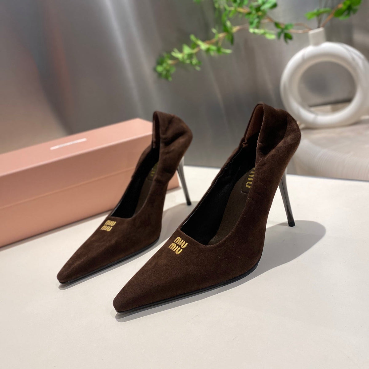 POINTED-TOE HIGH HEEL PUMPS IN CHOCOLATE SUEDE