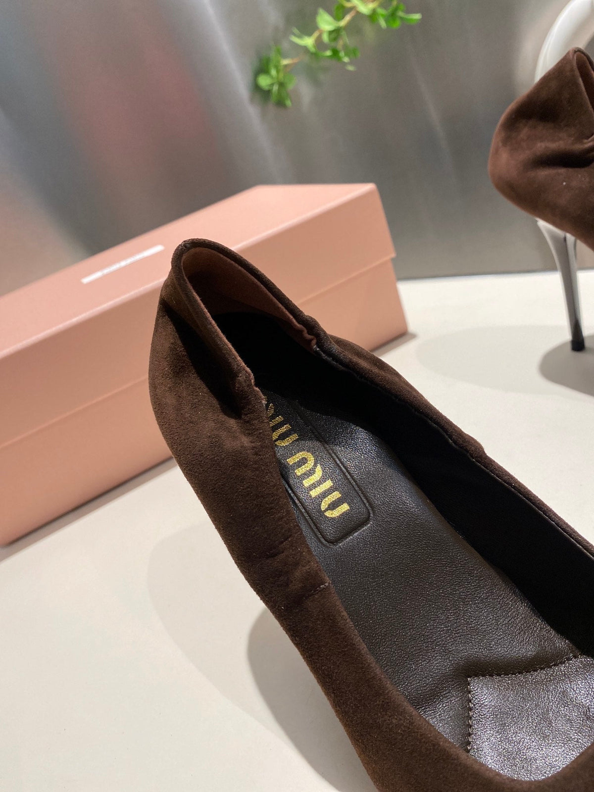 POINTED-TOE HIGH HEEL PUMPS IN CHOCOLATE SUEDE