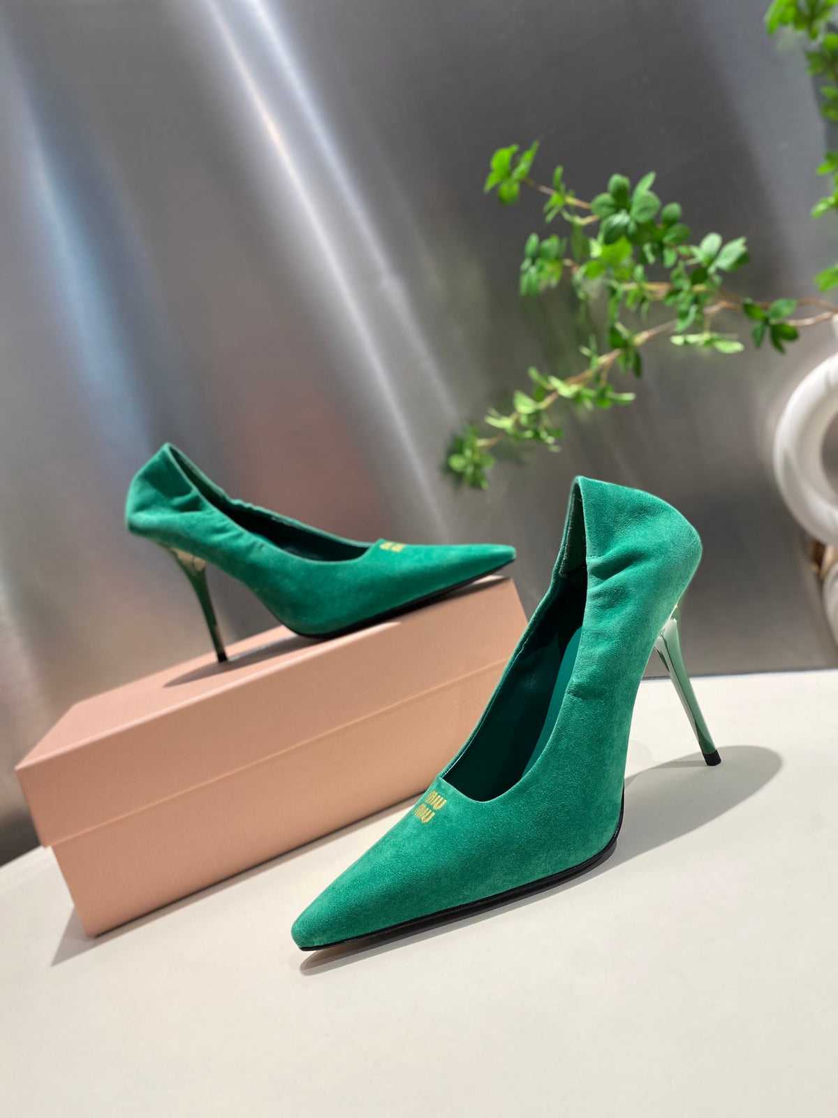 POINTED-TOE HIGH HEEL PUMPS IN GREEN SUEDE