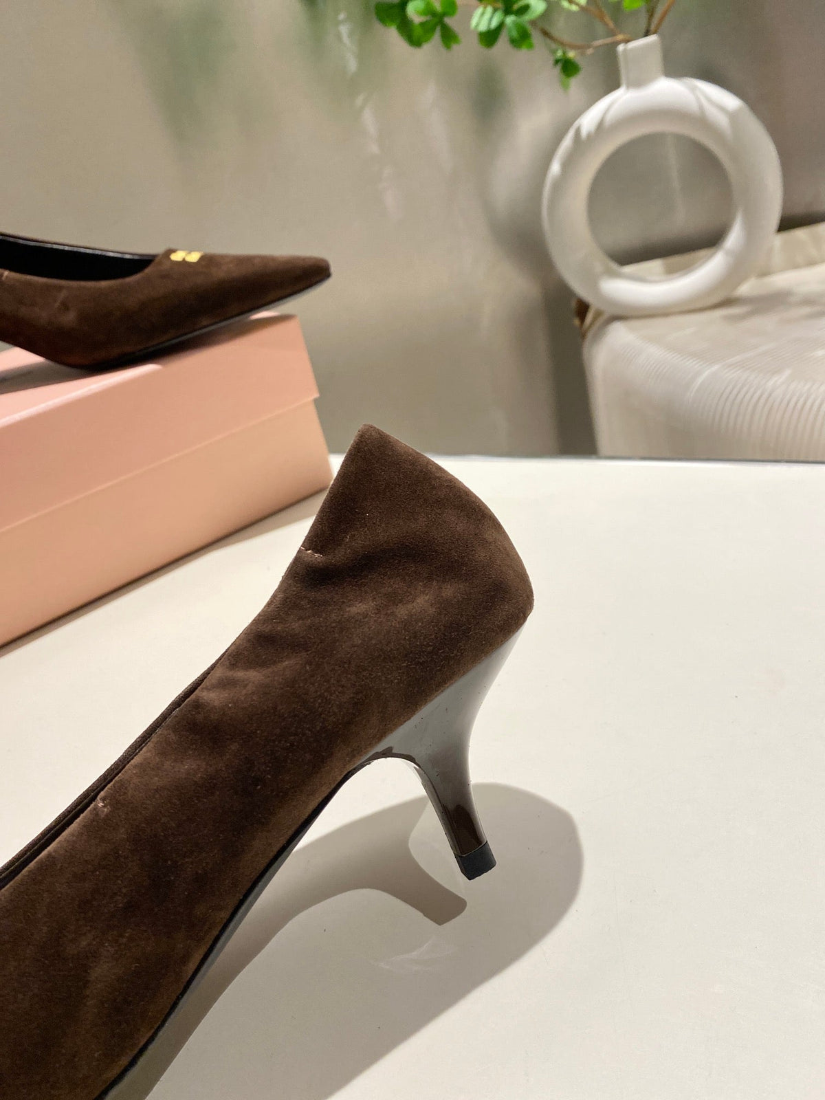 POINTED-TOE MID HEEL PUMPS IN CHOCOLATE SUEDE