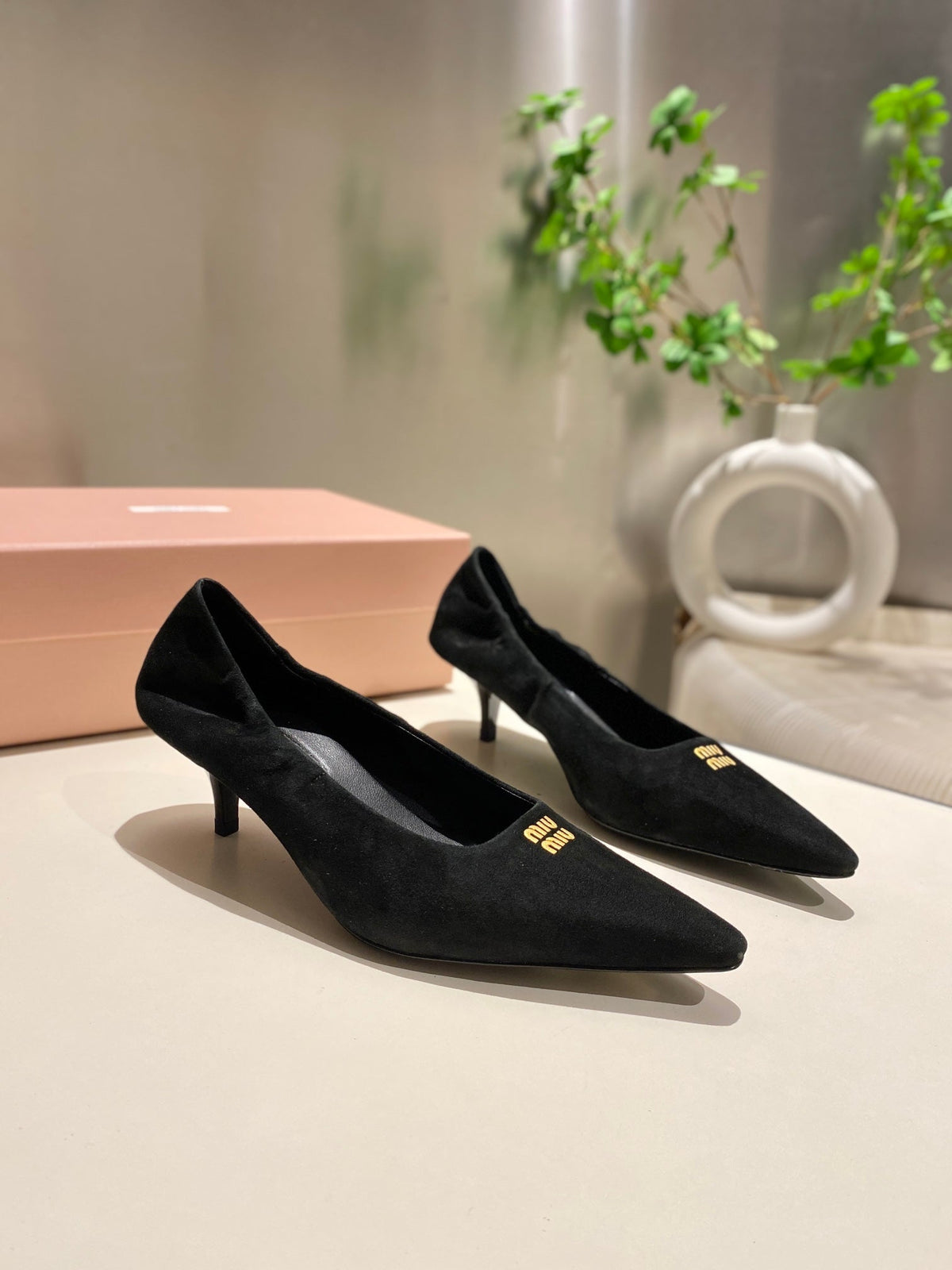 POINTED-TOE MID HEEL PUMPS IN BLACK SUEDE