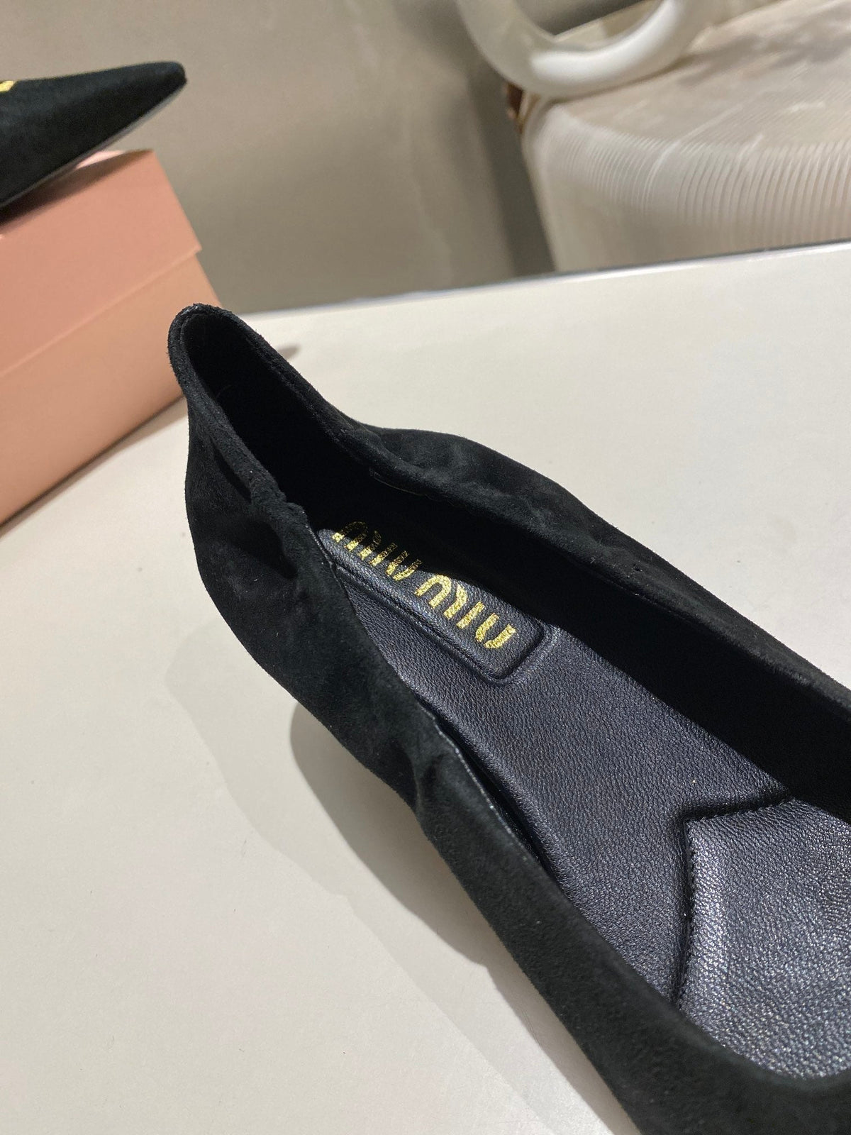 POINTED-TOE MID HEEL PUMPS IN BLACK SUEDE