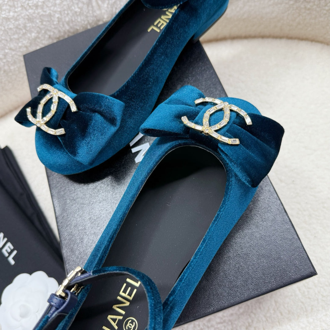 MARY JANE SHOES IN CLASSIC BLUE VELVET