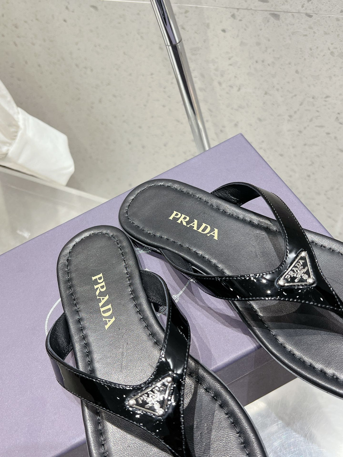 PRA PATENT LEATHER THONG SLIPPER BLACK