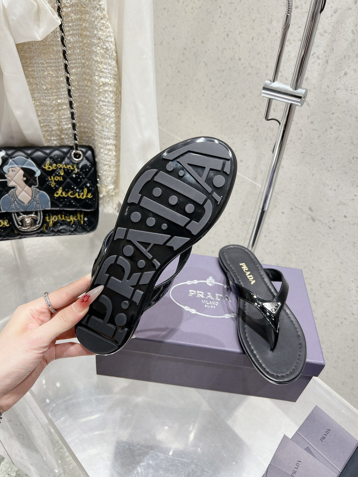 PRA PATENT LEATHER THONG SLIPPER BLACK