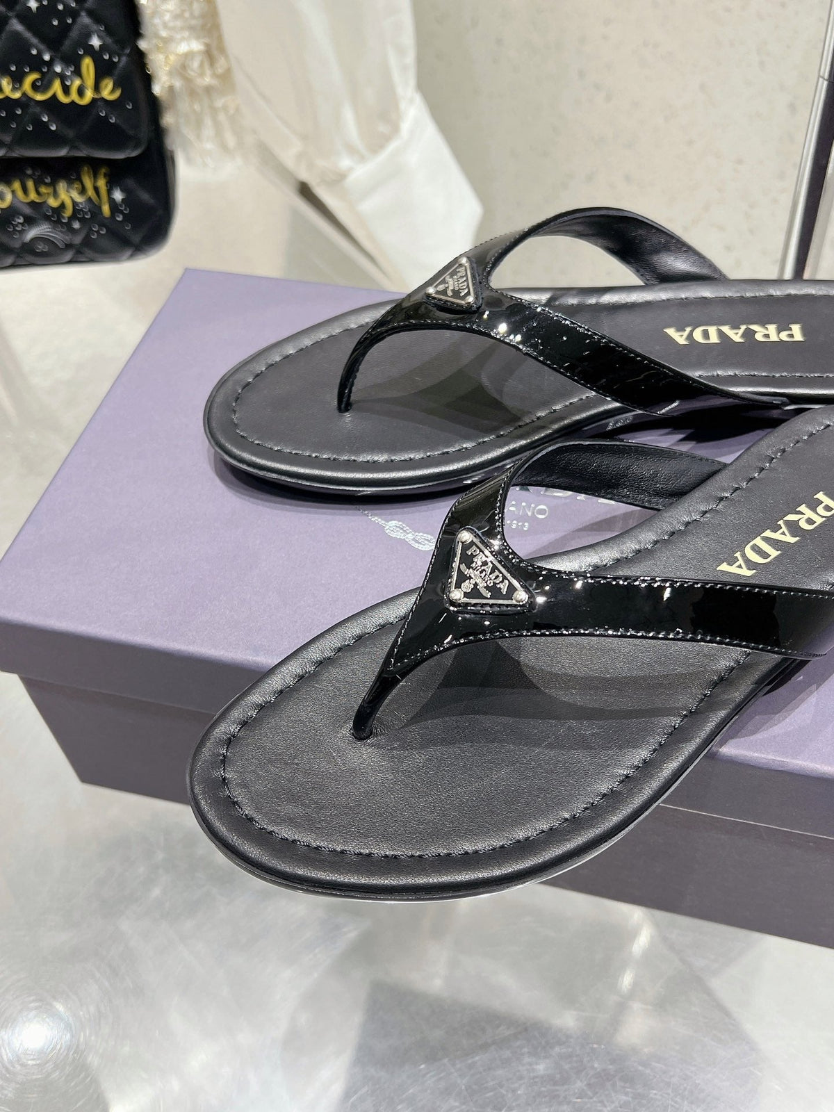 PRA PATENT LEATHER THONG SLIPPER BLACK