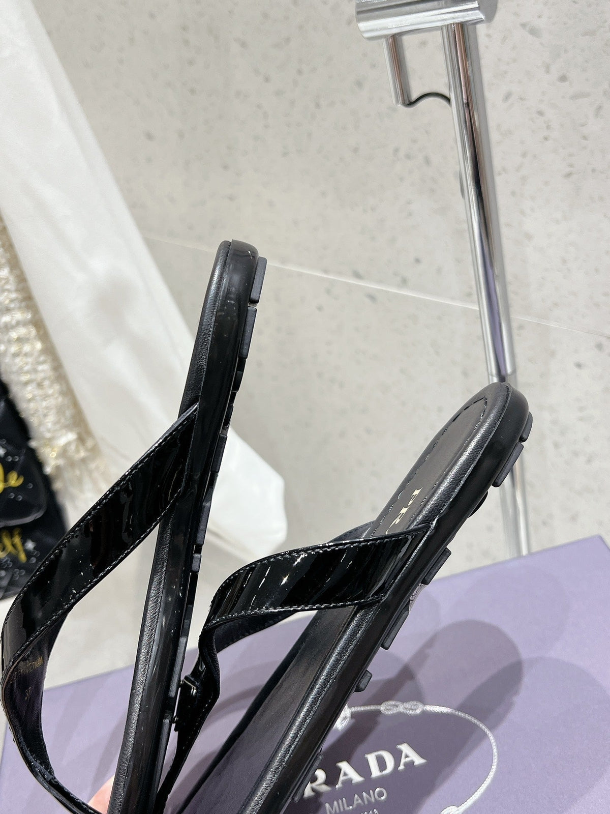 PRA PATENT LEATHER THONG SLIPPER BLACK