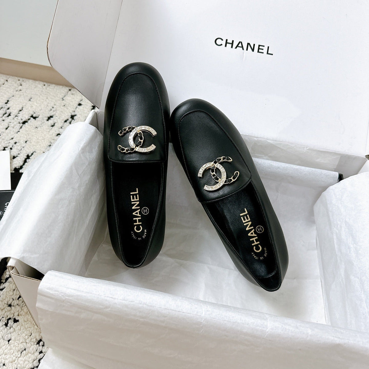 LOAFERS IN BLACK CALFSKIN HARDWARE WITH ROCK MIX CHAIN