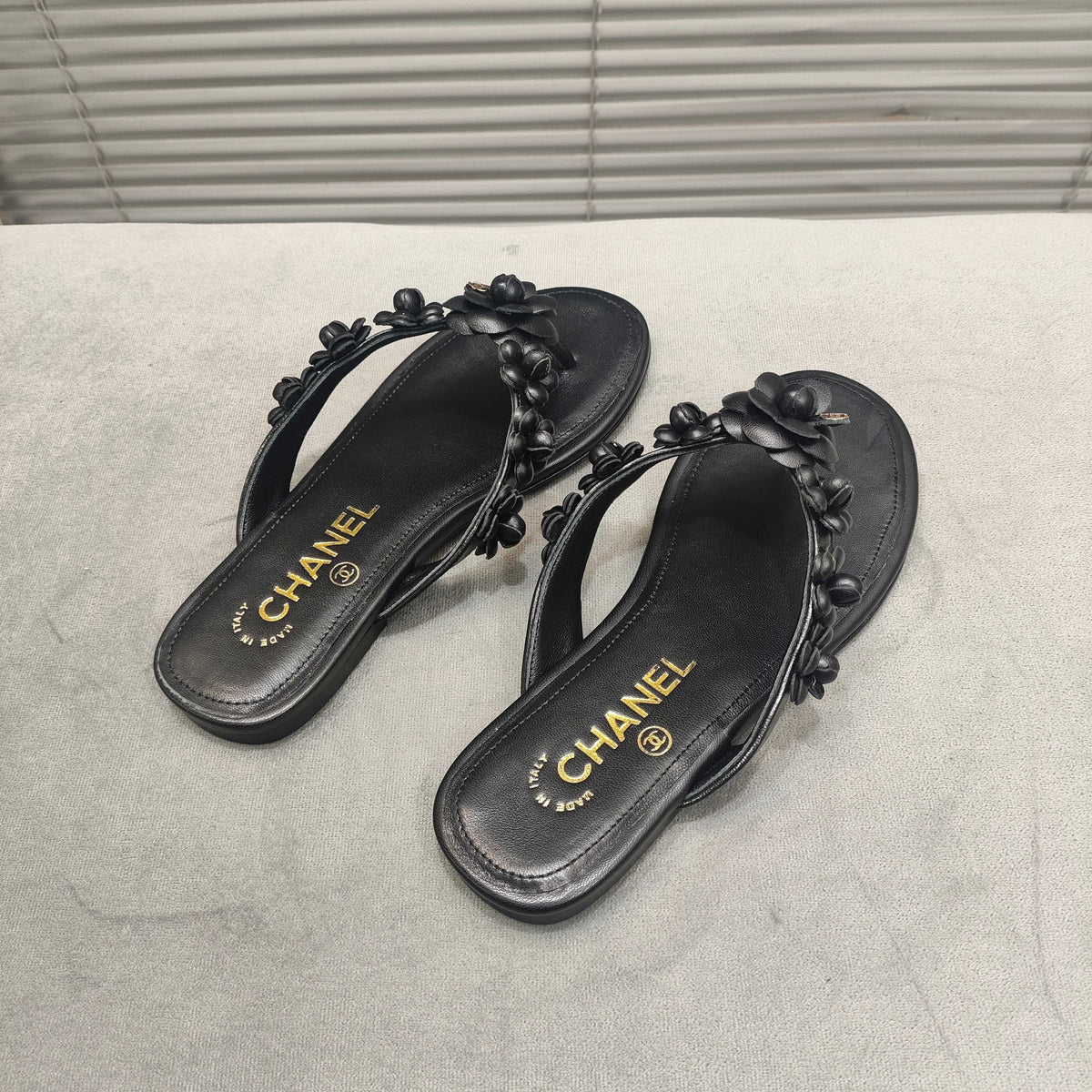 THONG SLIPPERS CAMELLIA IN BLACK SOFT LEATHER