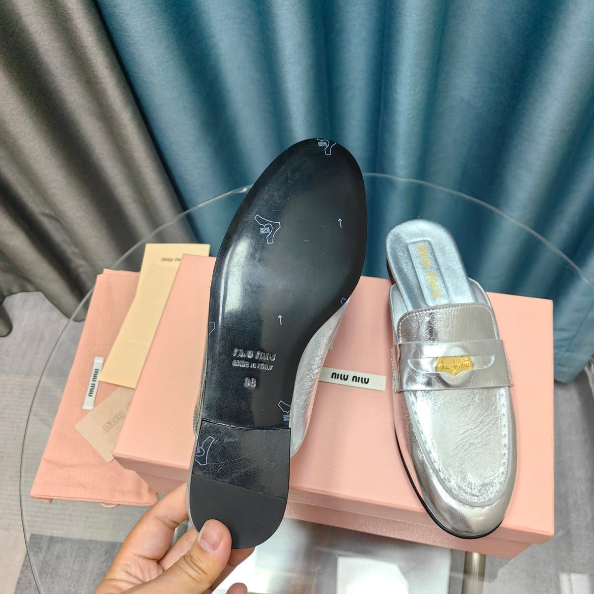 MULES SLIPPERS SILVER COWHIDE WITH GOLD COIN