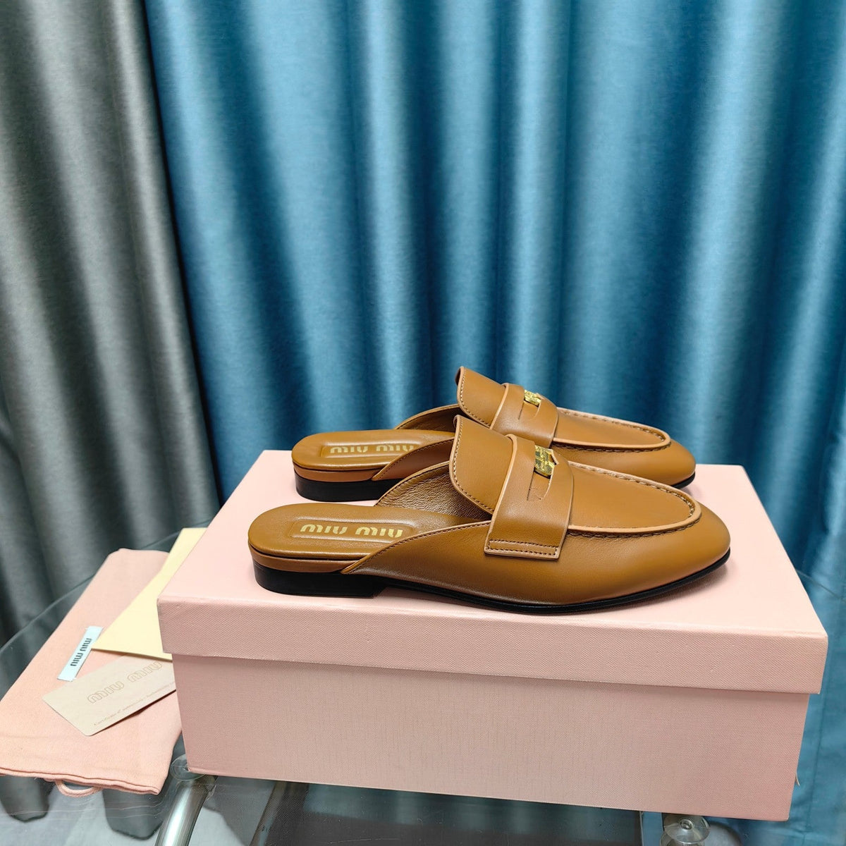 MULES SLIPPERS CARAMEL COWHIDE WITH GOLD COIN