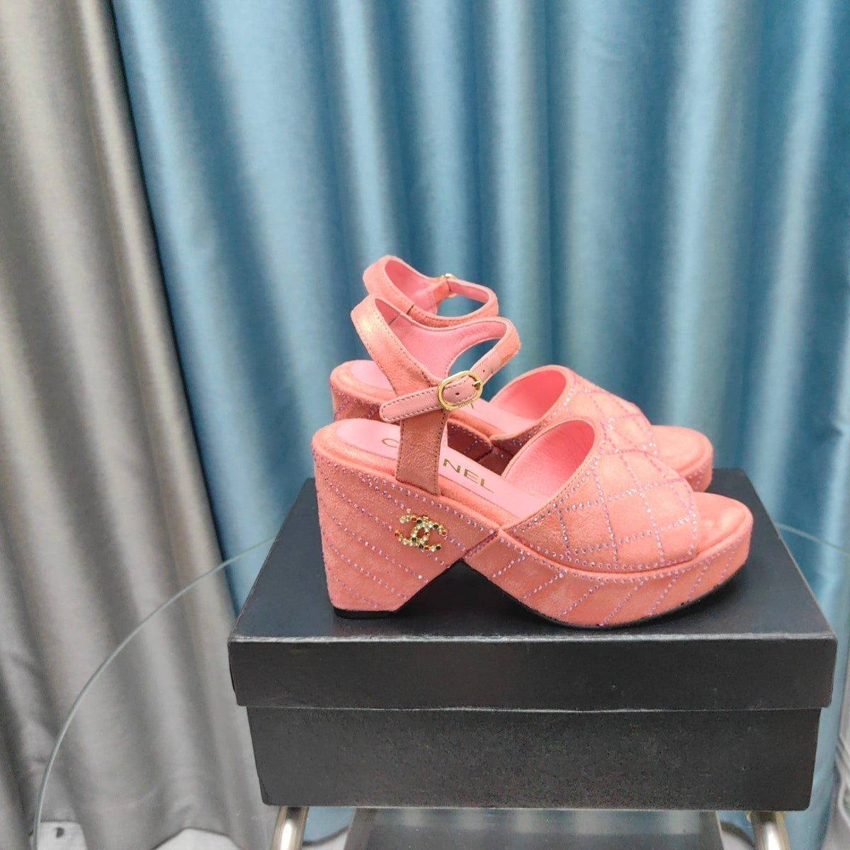THICK-SOLED WEDGE SANDALS IN LIGHT PINK SUEDE