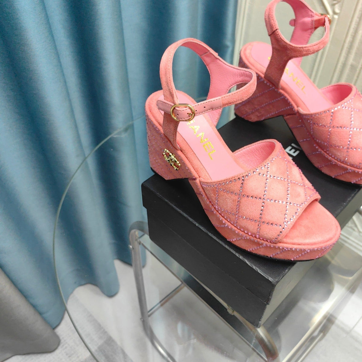 THICK-SOLED WEDGE SANDALS IN LIGHT PINK SUEDE
