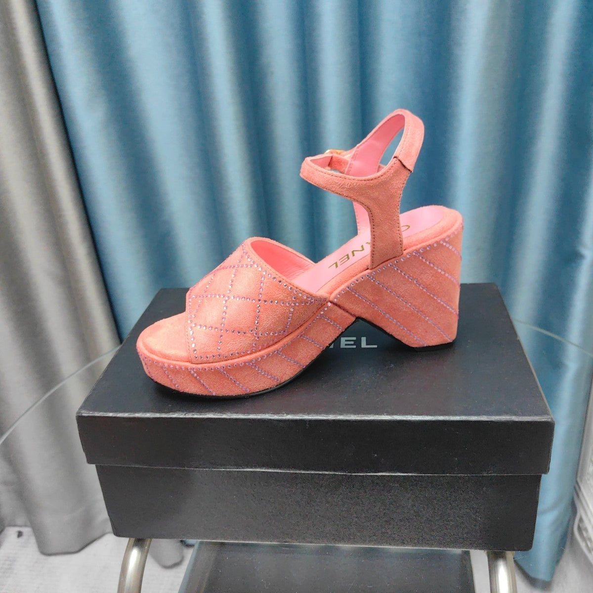 THICK-SOLED WEDGE SANDALS IN LIGHT PINK SUEDE