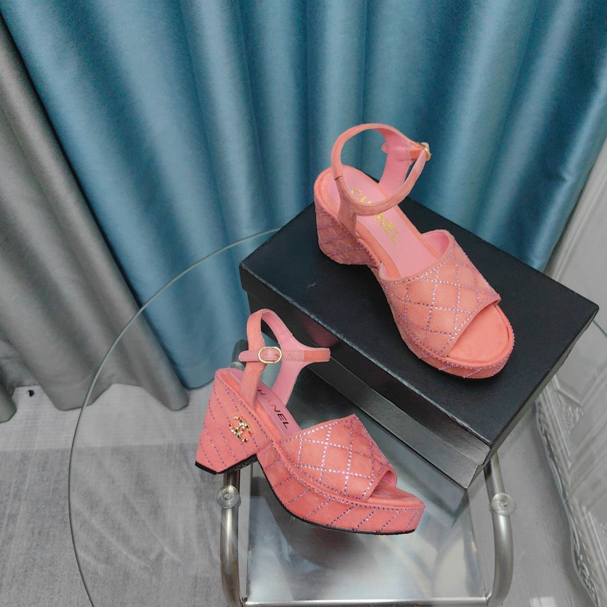 THICK-SOLED WEDGE SANDALS IN LIGHT PINK SUEDE