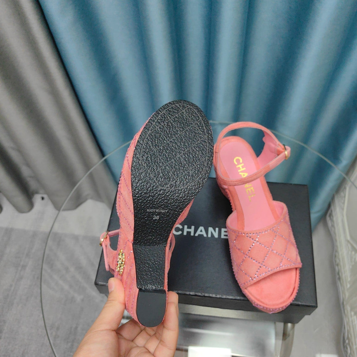 THICK-SOLED WEDGE SANDALS IN LIGHT PINK SUEDE