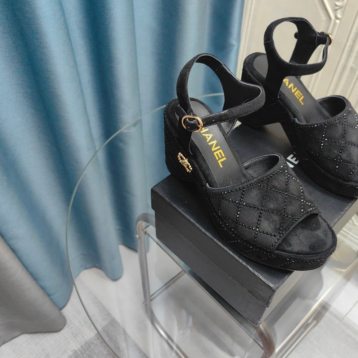 THICK-SOLED WEDGE SANDALS IN BLACK SUEDE