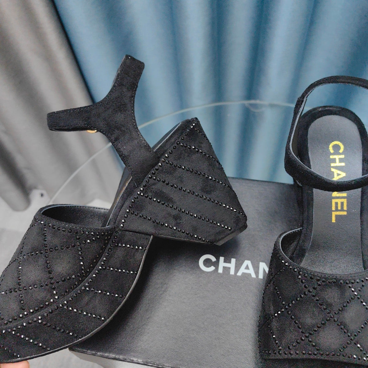 THICK-SOLED WEDGE SANDALS IN BLACK SUEDE