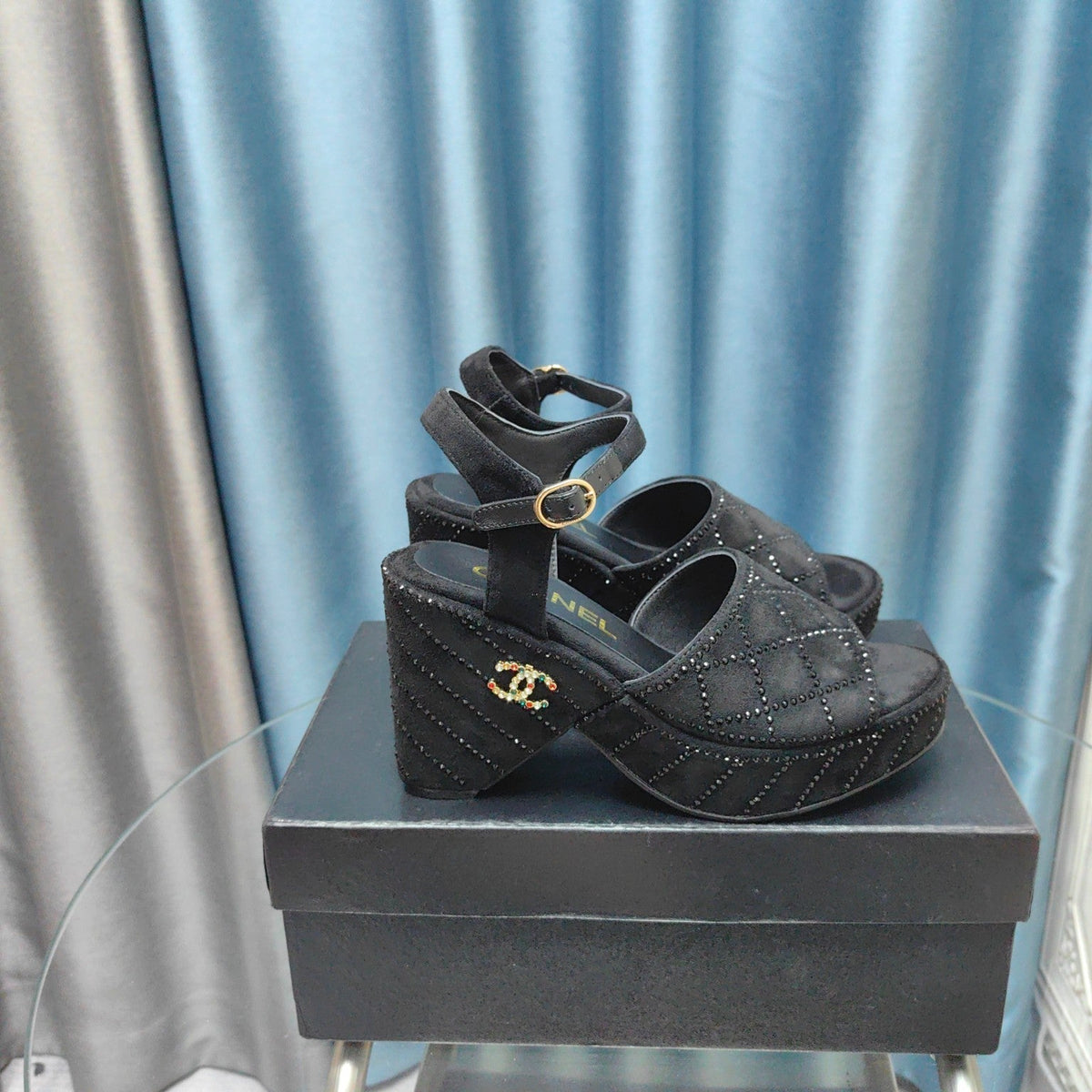 THICK-SOLED WEDGE SANDALS IN BLACK SUEDE