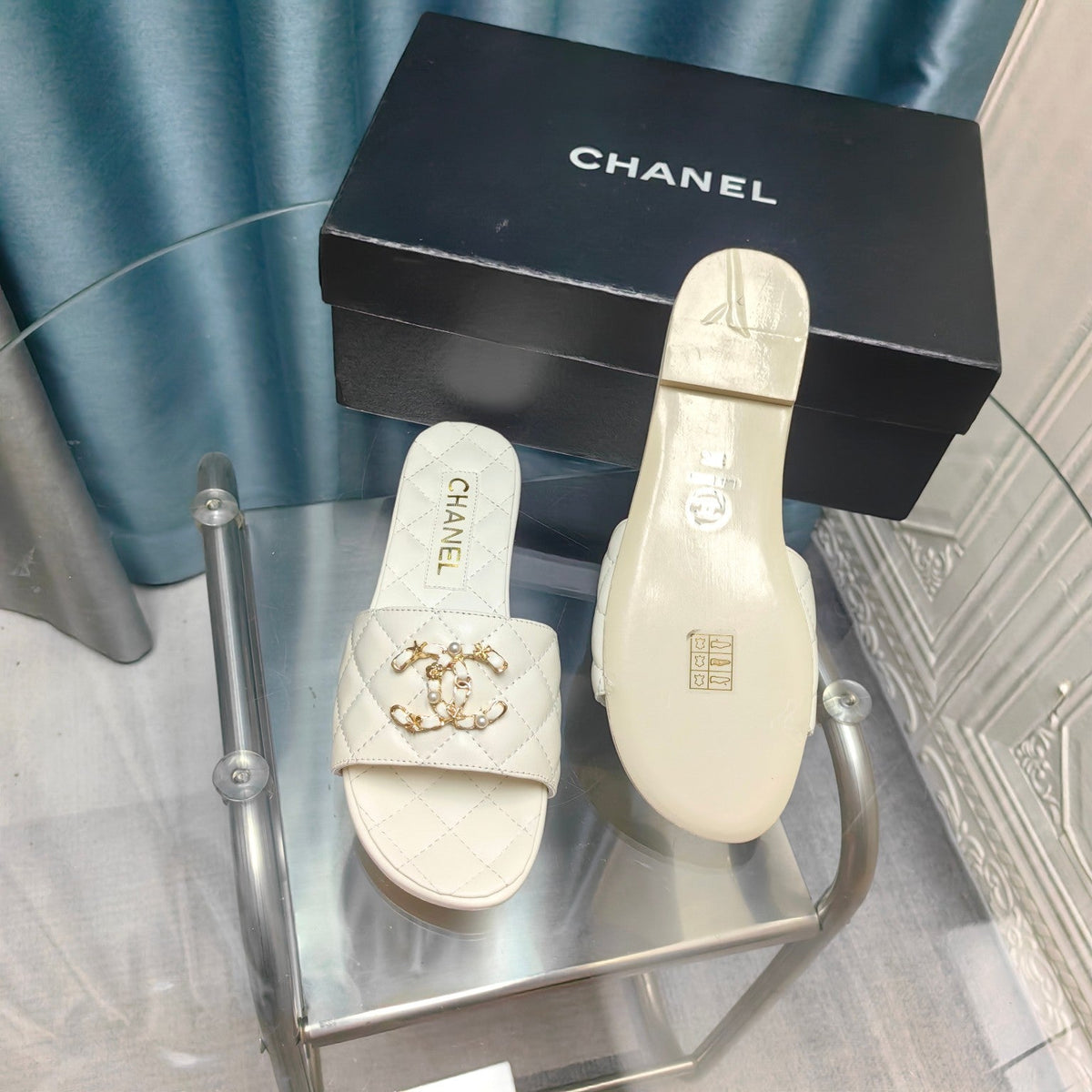 QUILTED SLIPPERS WHITE SHEEPSKIN
