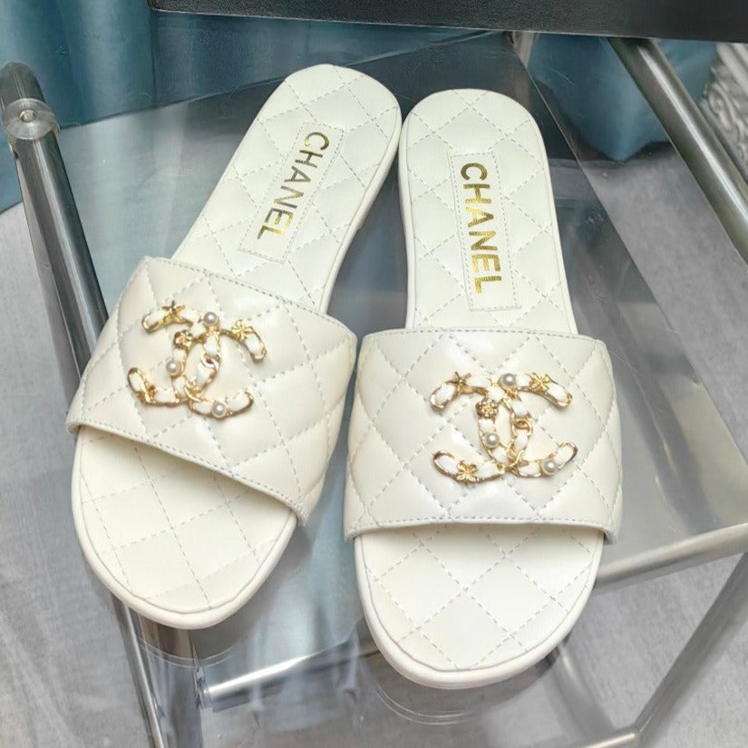 QUILTED SLIPPERS WHITE SHEEPSKIN