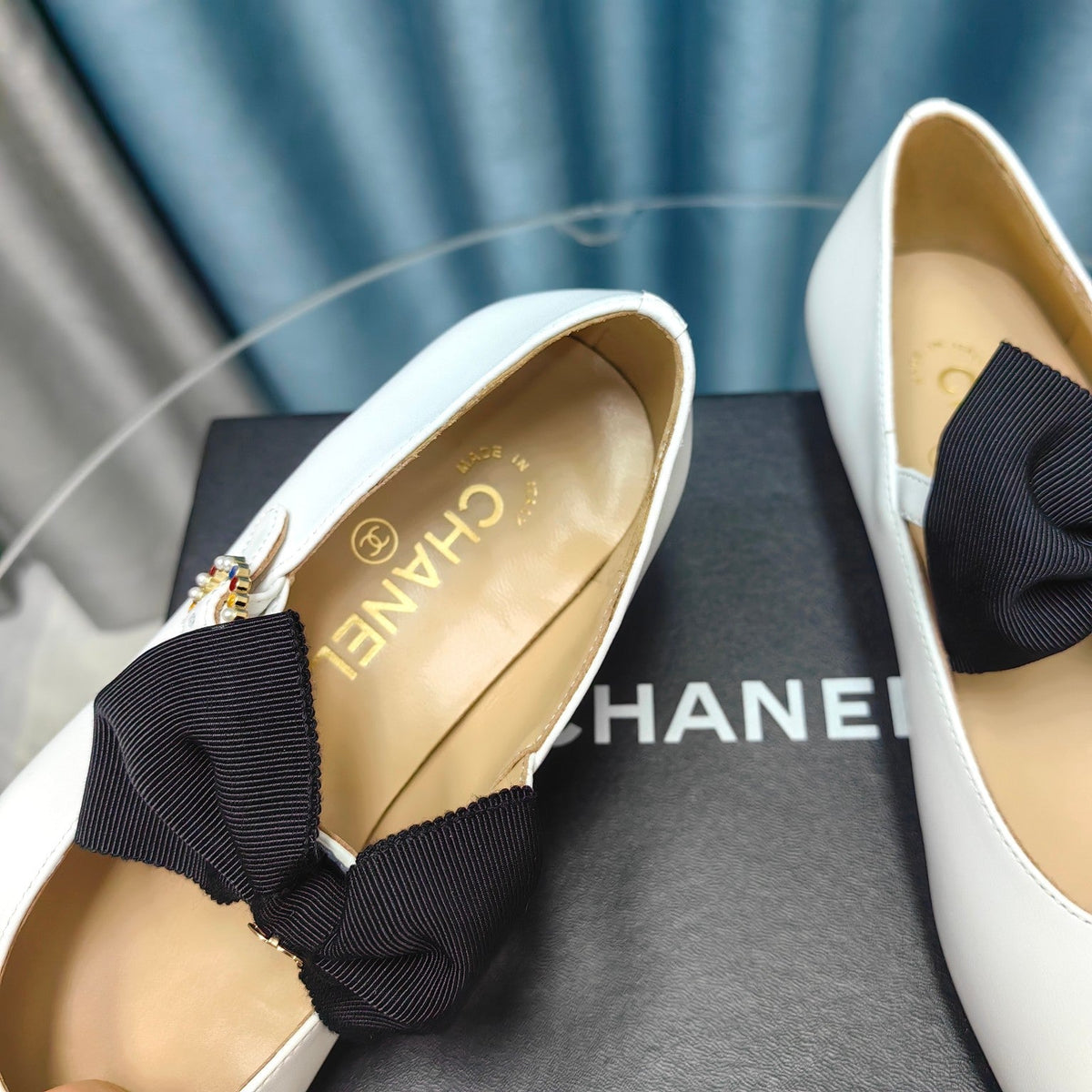 MARY JANE SHOES WHITE SHEEPSKIN WITH BLACK BOW