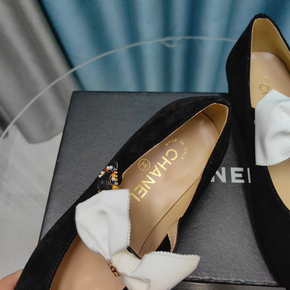 MARY JANE SHOES BLACK SUEDE WITH WHITE BOW