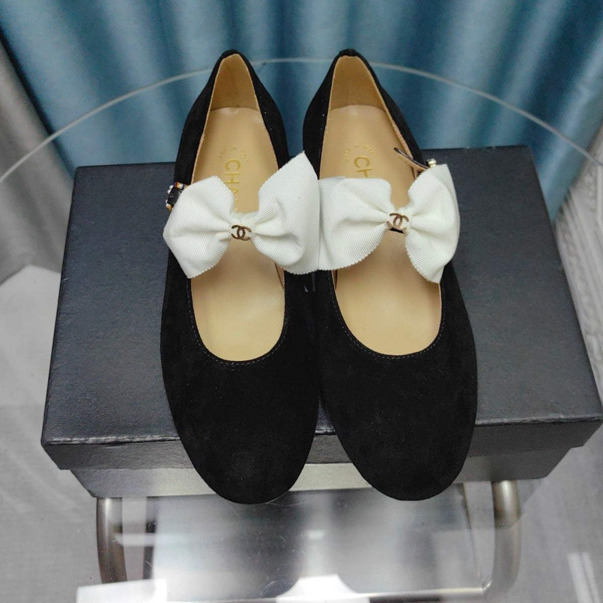 MARY JANE SHOES BLACK SUEDE WITH WHITE BOW
