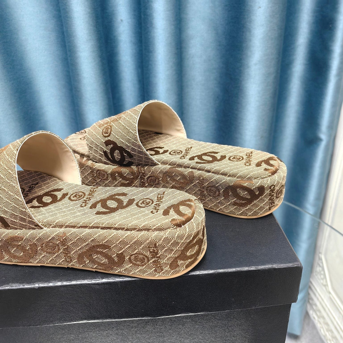 THICK-SOLE SLIPPERS PEANUT BROWN SATIN