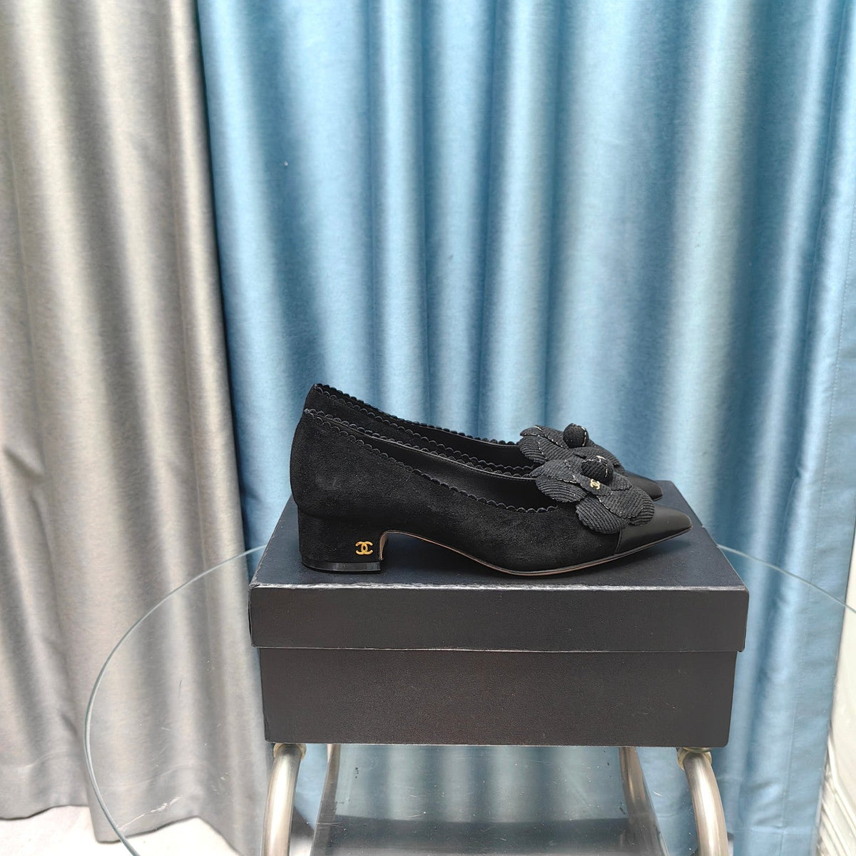 CC MEDIUM HEELS IN BLACK SUEDE AND CALFSKIN WITH FLOWER