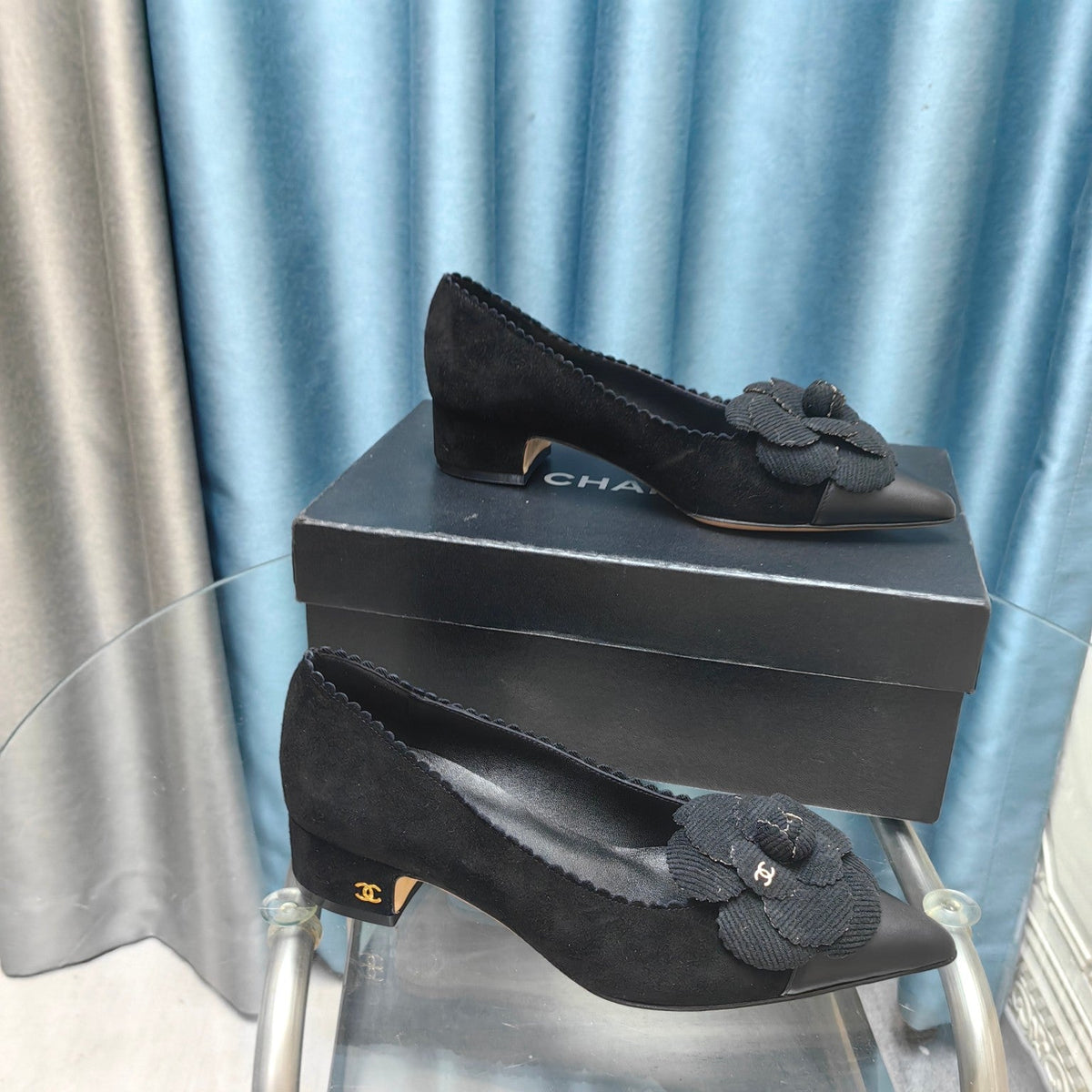 CC MEDIUM HEELS IN BLACK SUEDE AND CALFSKIN WITH FLOWER