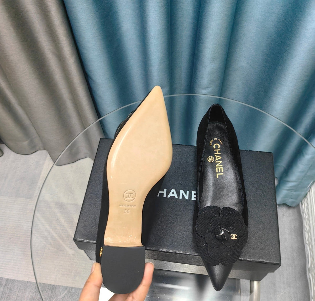 CC MEDIUM HEELS IN BLACK SUEDE AND CALFSKIN WITH FLOWER