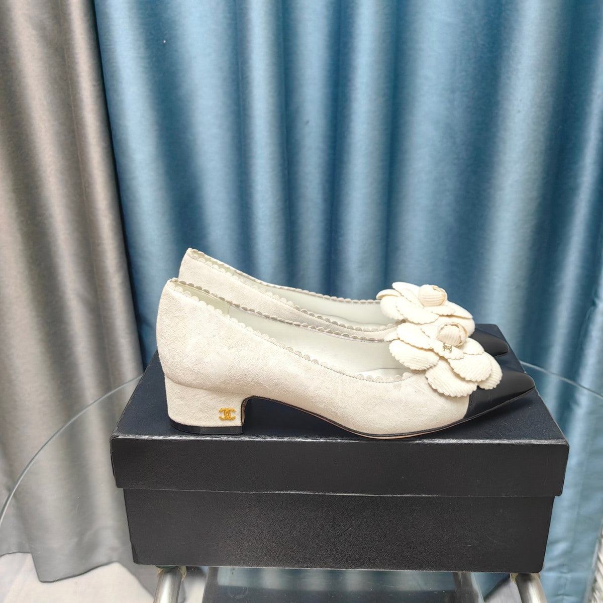 CC MEDIUM HEELS IN WHITE SUEDE AND BLACK CALFSKIN WITH FLOWER