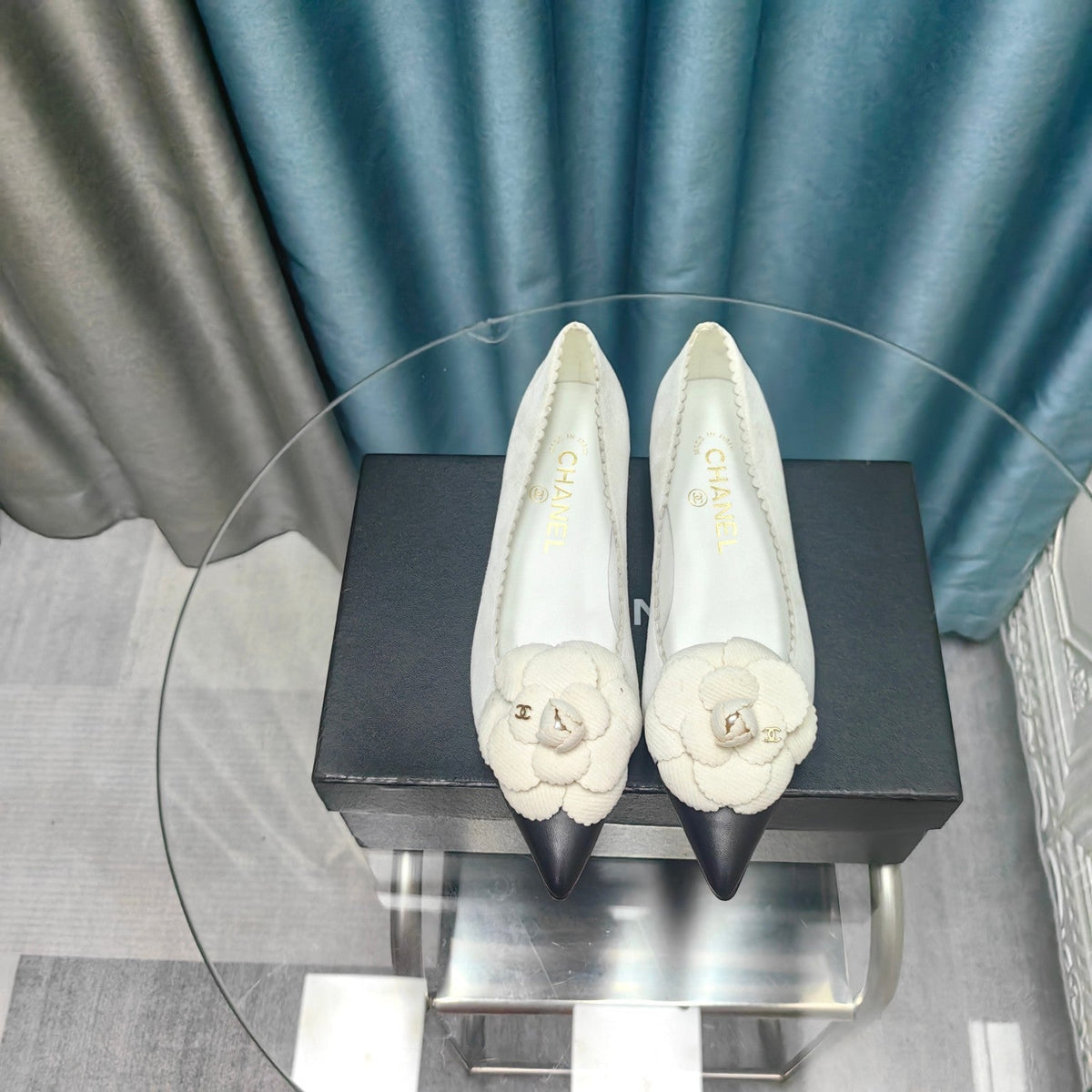 CC MEDIUM HEELS IN WHITE SUEDE AND BLACK CALFSKIN WITH FLOWER