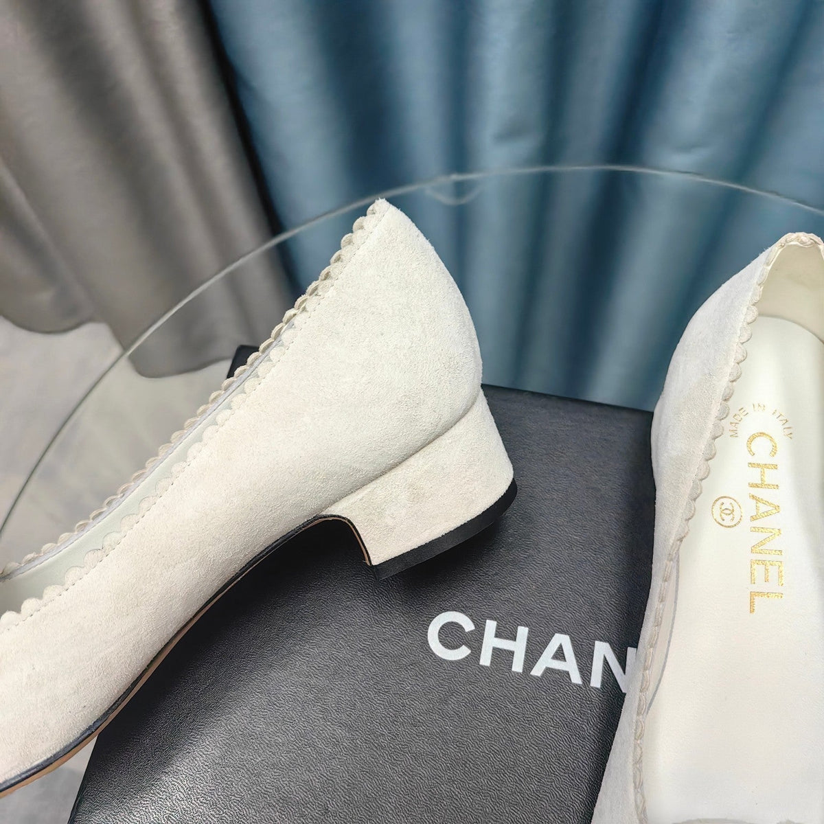 CC MEDIUM HEELS IN WHITE SUEDE AND BLACK CALFSKIN WITH FLOWER