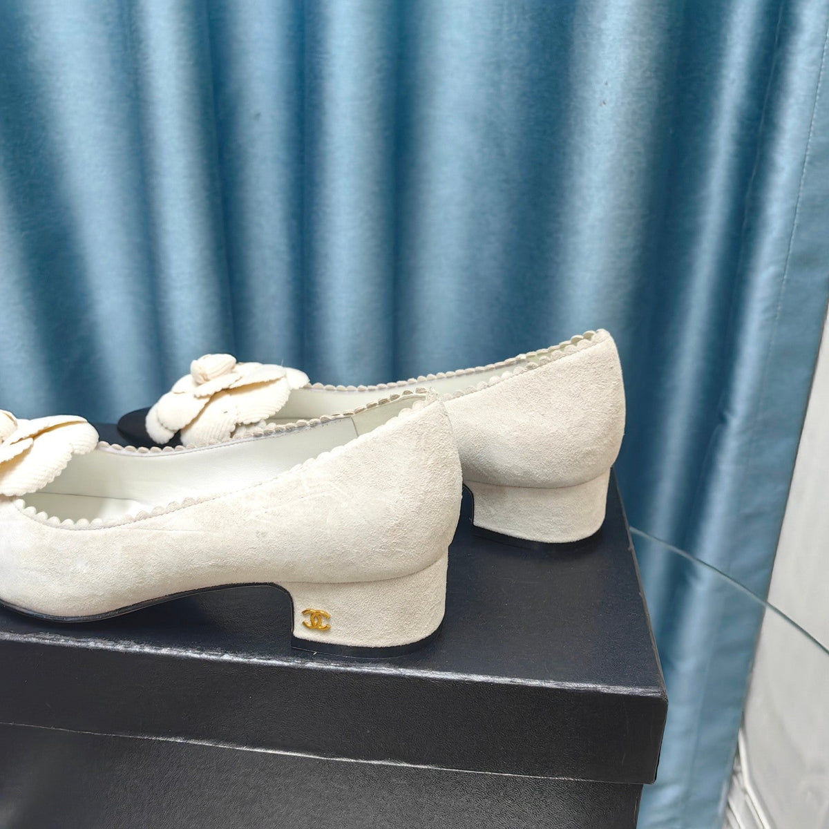 CC MEDIUM HEELS IN WHITE SUEDE AND BLACK CALFSKIN WITH FLOWER