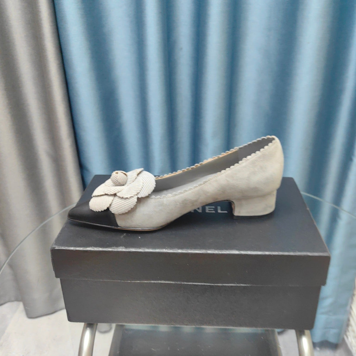 CC MEDIUM HEELS IN SPANISH GRAY SUEDE AND BLACK CALFSKIN WITH FLOWER