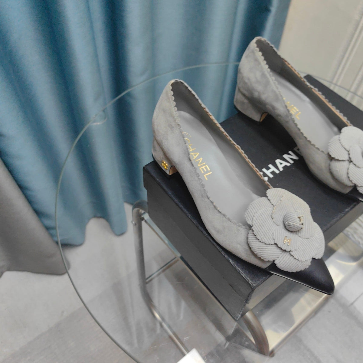 CC MEDIUM HEELS IN SPANISH GRAY SUEDE AND BLACK CALFSKIN WITH FLOWER