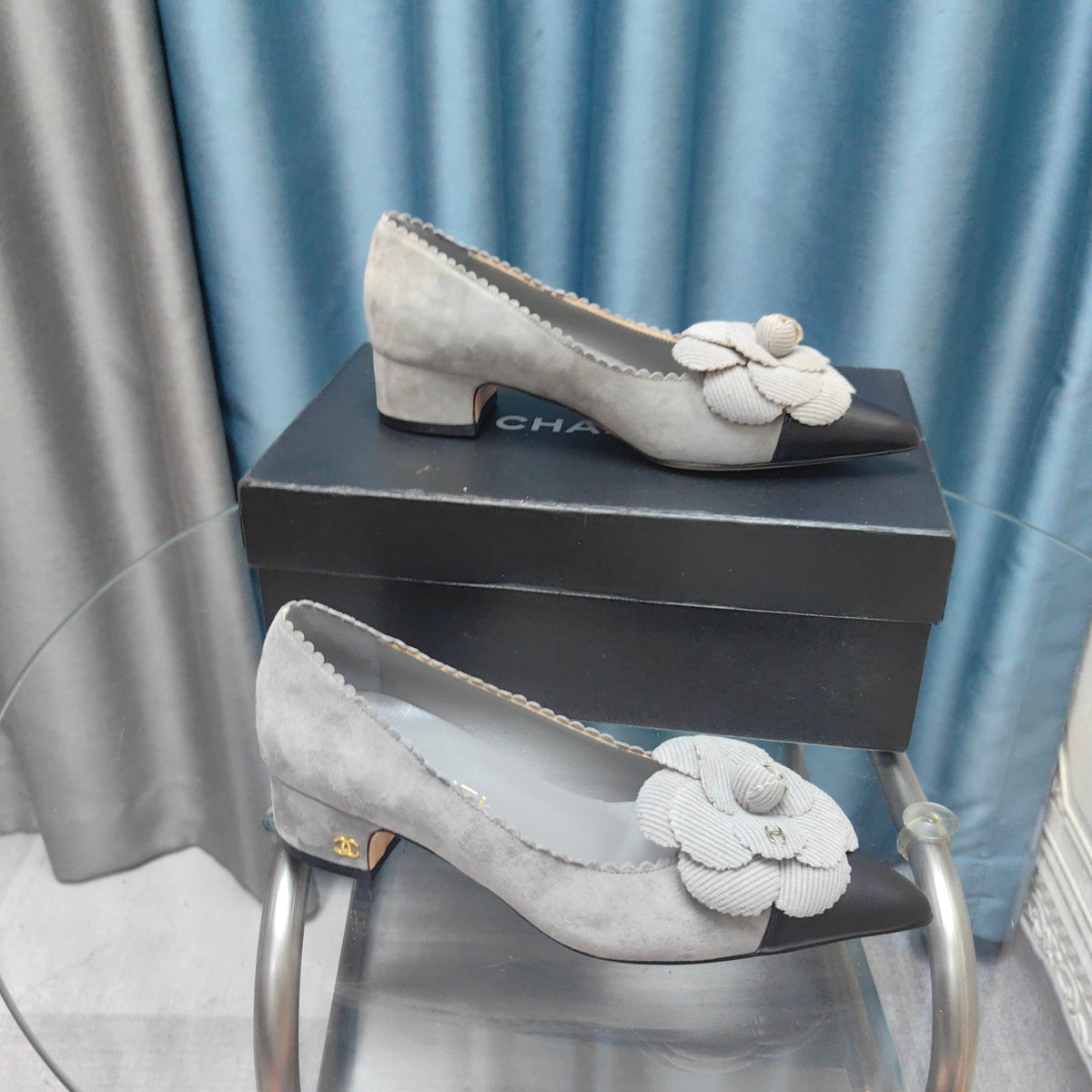 CC MEDIUM HEELS IN SPANISH GRAY SUEDE AND BLACK CALFSKIN WITH FLOWER