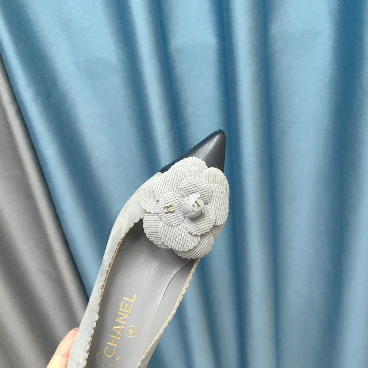 CC MEDIUM HEELS IN SPANISH GRAY SUEDE AND BLACK CALFSKIN WITH FLOWER