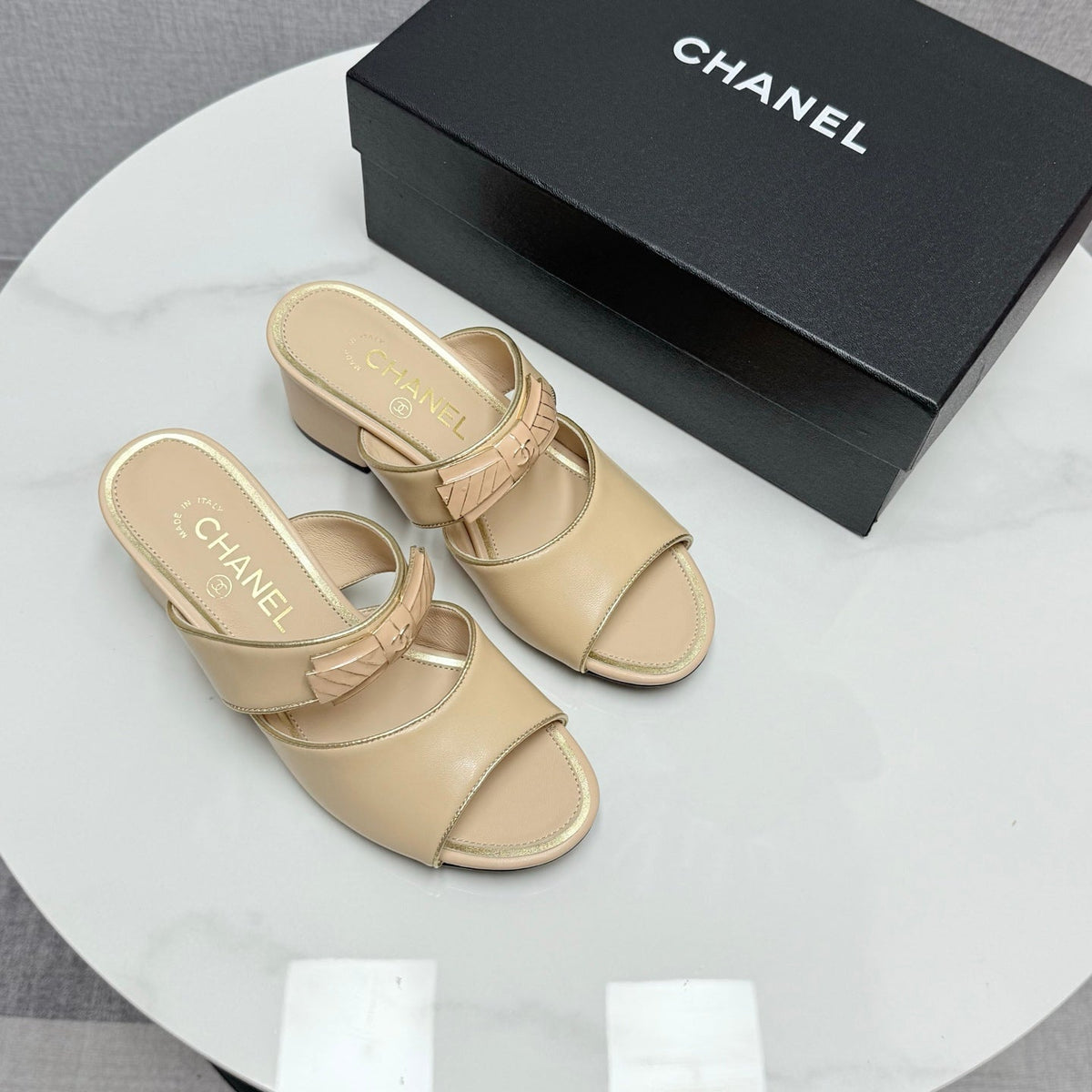 CC DOUBLE-STRAP HEELS 25S IN BEIGE CALFSKIN
