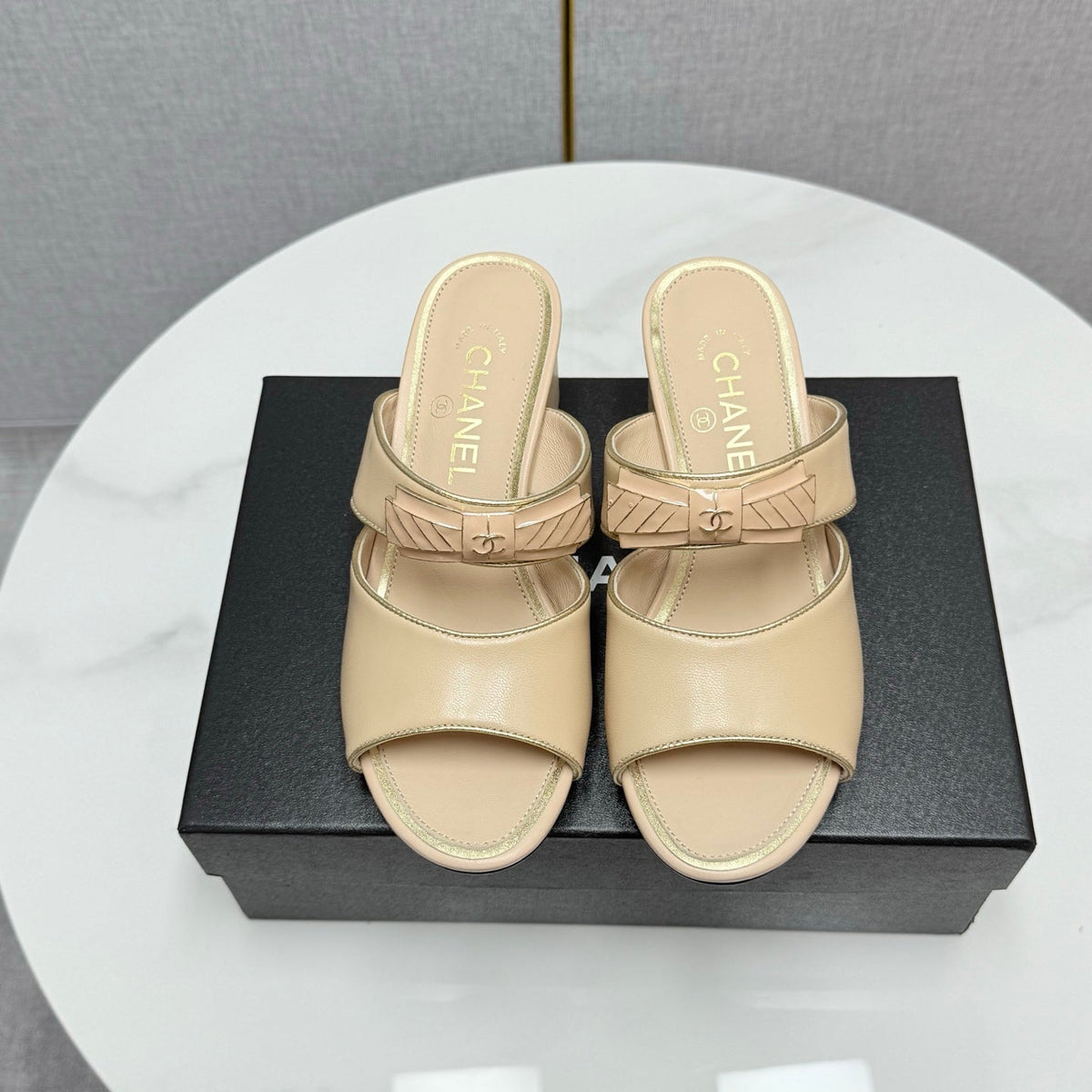 CC DOUBLE-STRAP HEELS 25S IN BEIGE CALFSKIN