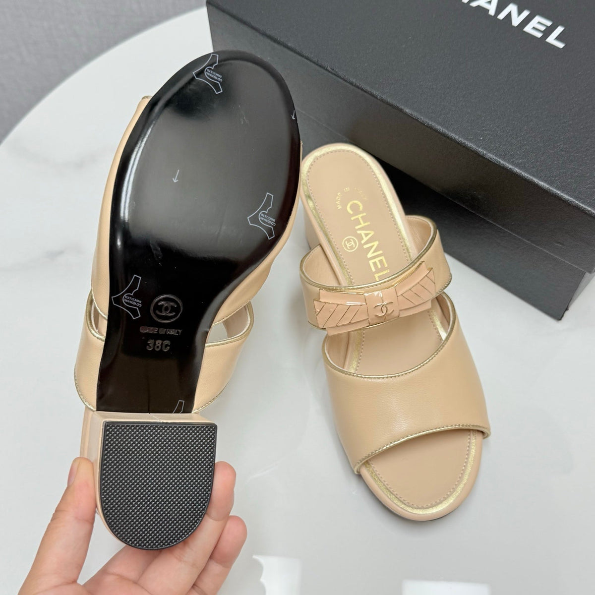 CC DOUBLE-STRAP HEELS 25S IN BEIGE CALFSKIN