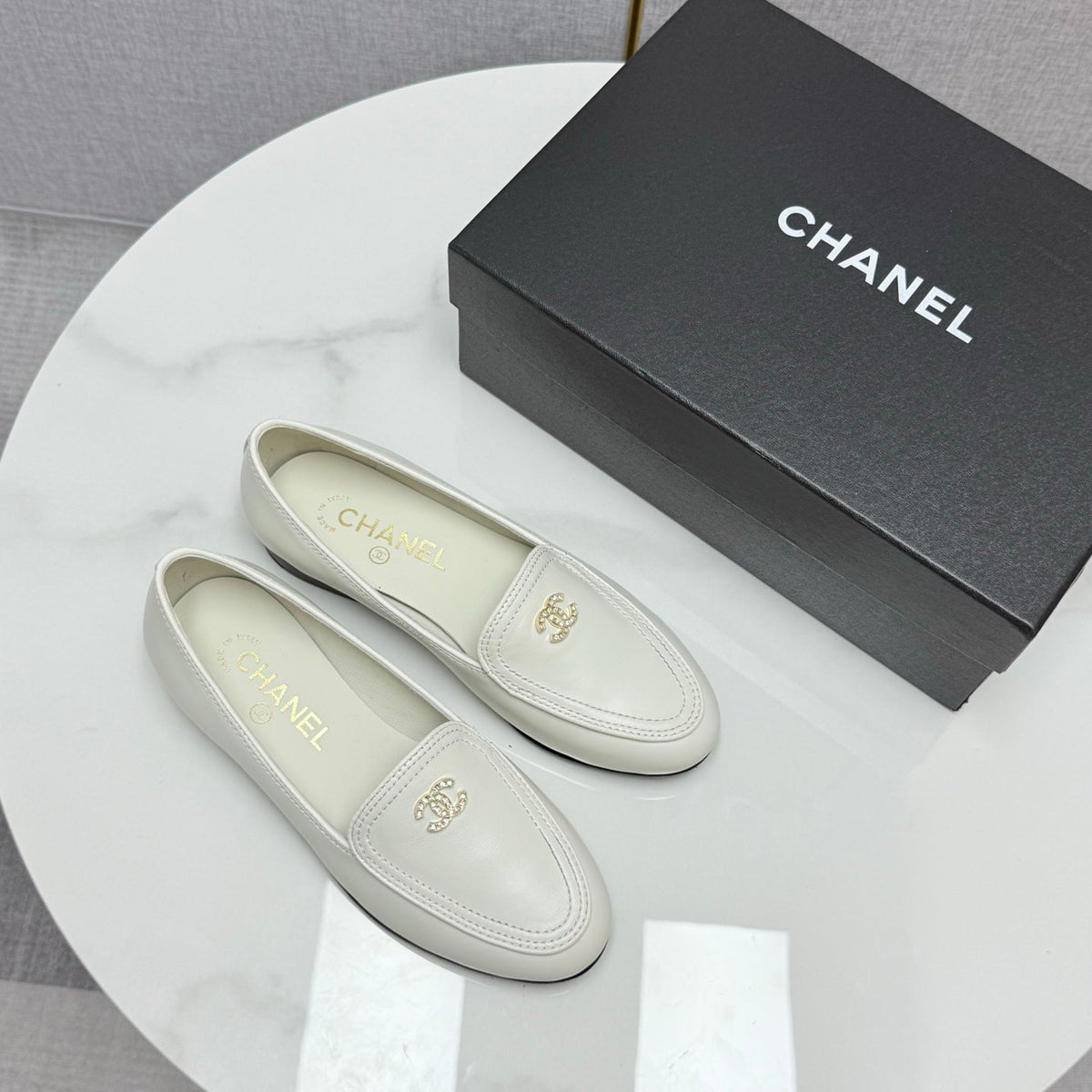 CC LOAFERS 25S IN WHITE CALFSKIN GOLD HARDWARE WITH STONES