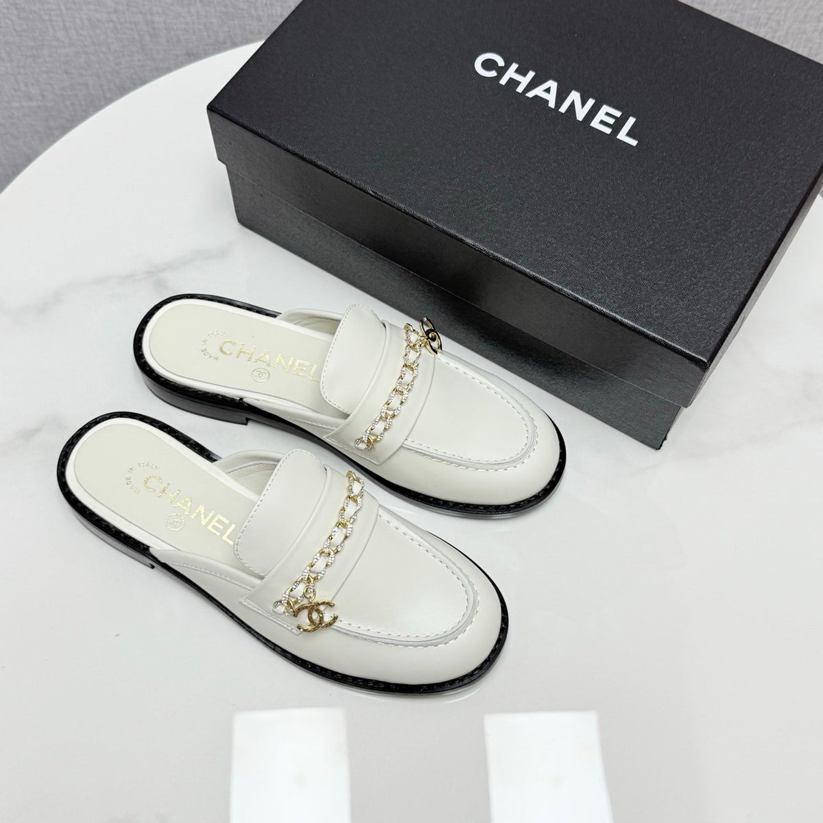 CC FLAT MULE 25S IN WHITE CALFSKIN STYLE 5
