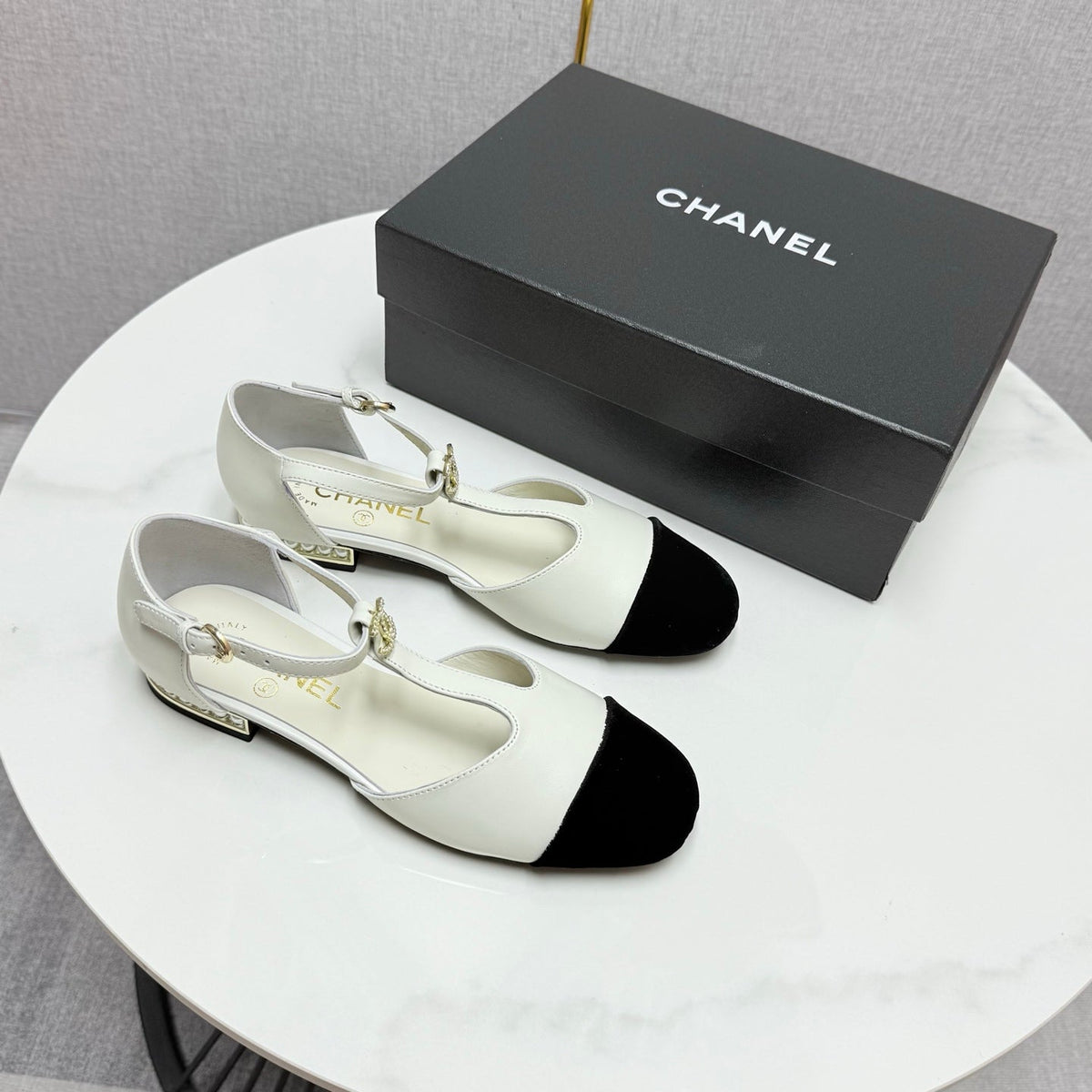 CC MARY JANE 25S IN WHITE LAMBSKIN AND BLACK SUEDE WITH PEARL HEEL